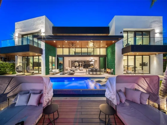 Contemporary Lakefront Estate con 30 Metri di Fronte Acqua e Accesso Diretto all’Oceano | Eastern Shores, Miami
