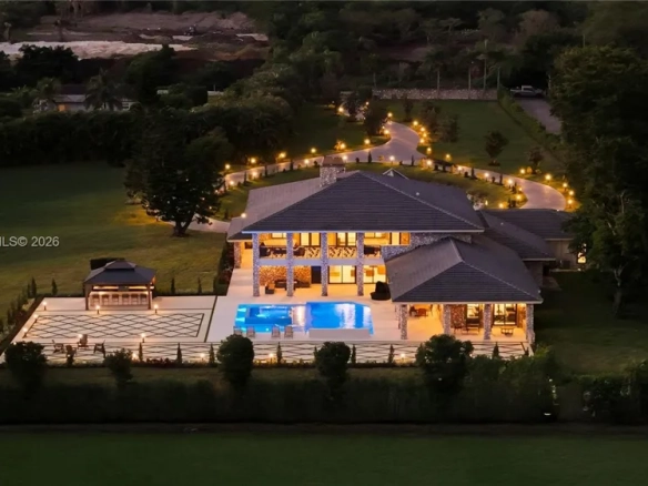 Esclusiva Tenuta di Lusso con Piscina Resort, Privacy Assoluta e Potenziale Equestre nel Cuore di Davie, Florida