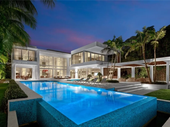 Straordinaria Villa Ultra-Lusso Fronte Acqua con Accesso Diretto all’Oceano a Palm Island | Esclusiva Trophy Estate a Miami Beach