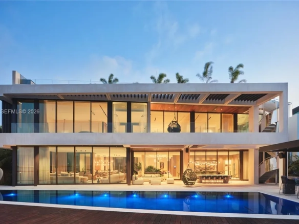 Iconica Ultra Luxury Waterfront Estate con 31 Metri di Fronte Mare Privato e Molo per Mega Yacht | Miami Trophy Property