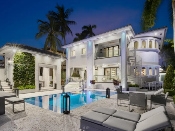 Esclusiva Villa Fronte Acqua con Molo Privato e Vista sullo Skyline di Miami | Luxury Waterfront Estate a Hibiscus Island