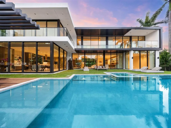 Esclusiva Villa di Nuova Costruzione a Miami Beach | Capolavoro di Design Contemporaneo con Piscina Resort e Privacy Assoluta