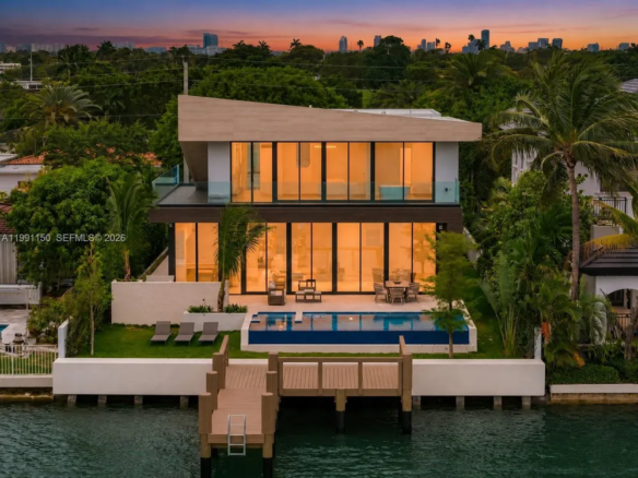 Esclusiva Villa Fronte Baia con Accesso Diretto all’Oceano | Luxury Waterfront Residence a Normandy Shores, Miami Beach