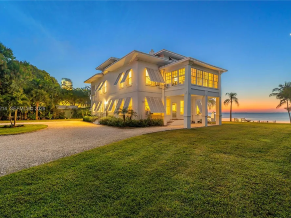 Iconica Tenuta Fronte Baia sulla Storica Brickell Avenue | Estate di Prestigio con 52 Metri di Waterfront a Coconut Grove, Miami