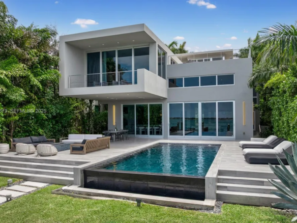 Esclusiva Villa Fronte Baia di Design con Piscina a Sfioro e Rooftop Panoramico | Luxury Waterfront Residence a Miami Beach