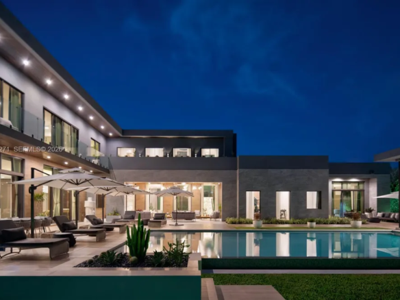 Esclusiva Luxury Estate nel Cuore di Pinecrest | Villa Contemporanea Chiavi in Mano con Piscina Resort e Servizi Esclusivi