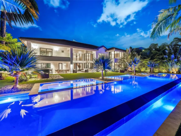 Esclusiva Villa Waterfront di Design a Golden Isles | Luxury Estate Contemporanea con Piscina Resort e Architettura Firmata