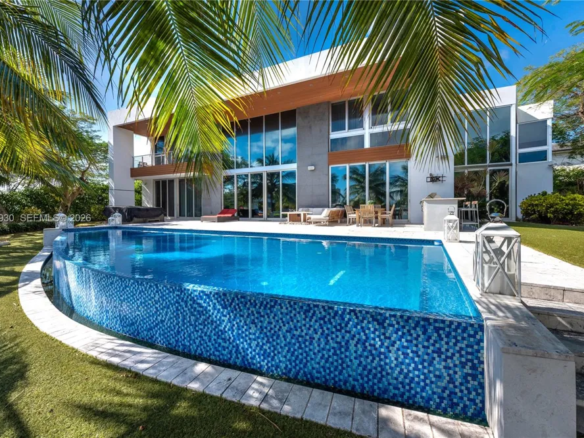Esclusiva Trophy Waterfront Estate a Golden Isles | Villa Fronte Mare con 82 Metri di Fronte Acqua, Molo Privato e Accesso Diretto all’Oceano