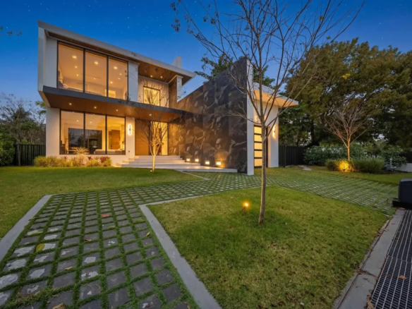 Villa Waterfront di Nuova Costruzione a Normandy Shores | Luxury Residence Arredata con Molo Privato e Accesso alla Baia di Biscayne