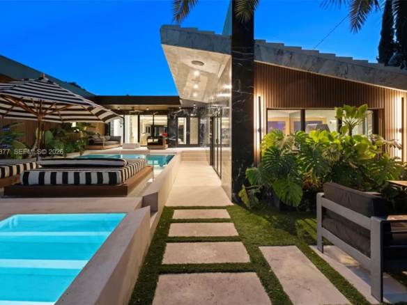 Esclusiva Villa Moderna sul La Gorce Country Club | Luxury Golf Residence con Spa Privata e Domotica a Miami Beach